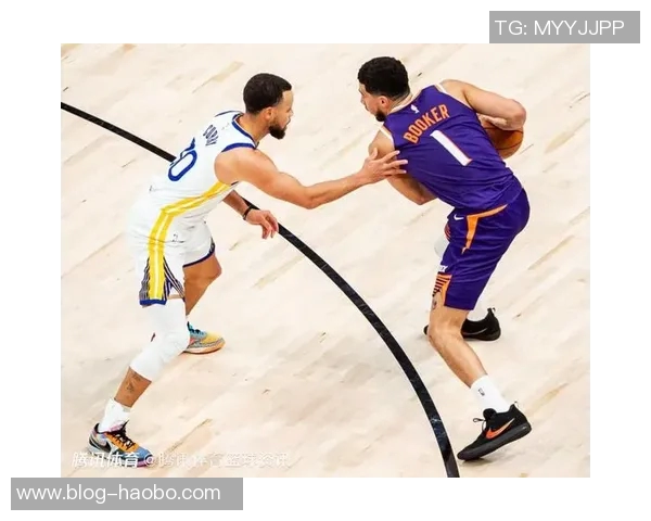 布克赛后手持库里签名鞋款Book1出席采访引发热议